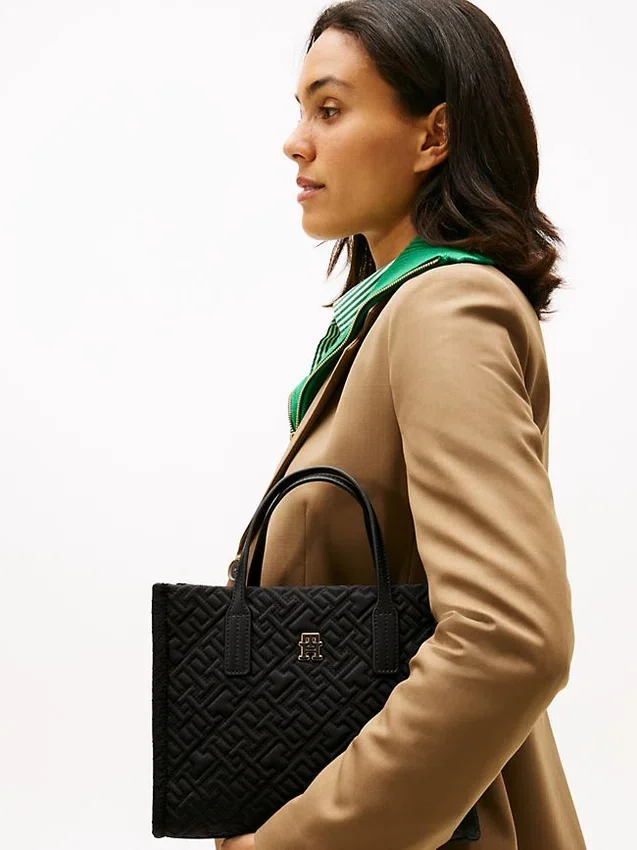 Mini-tote-väska i nylon med monogram och synliga sömmar Mini-tote-väska i nylon med monogram och synliga sömmar