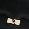 Monogramspänne, klämväska med flik i kornmönster Monogramspänne, klämväska med flik i kornmönster