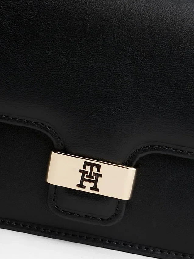 Monogramspänne, klämväska med flik i kornmönster Monogramspänne, klämväska med flik i kornmönster