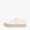 Platformsneakers i canvas med blandade texturer Platformsneakers i canvas med blandade texturer