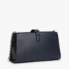 Polerad crossbody-väska med monogram och kedja Polerad crossbody-väska med monogram och kedja
