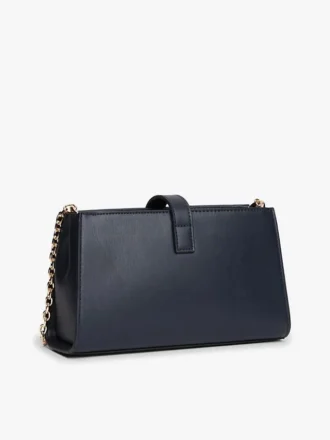 Polerad crossbody-väska med monogram och kedja