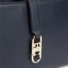 Polerad crossbody-väska med monogram och kedja Polerad crossbody-väska med monogram och kedja
