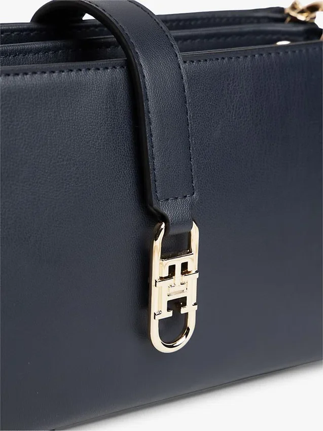 Polerad crossbody-väska med monogram och kedja Polerad crossbody-väska med monogram och kedja