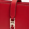 Polerad crossbody-väska med monogram och kedja Polerad crossbody-väska med monogram och kedja