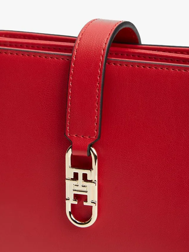 Polerad crossbody-väska med monogram och kedja Polerad crossbody-väska med monogram och kedja