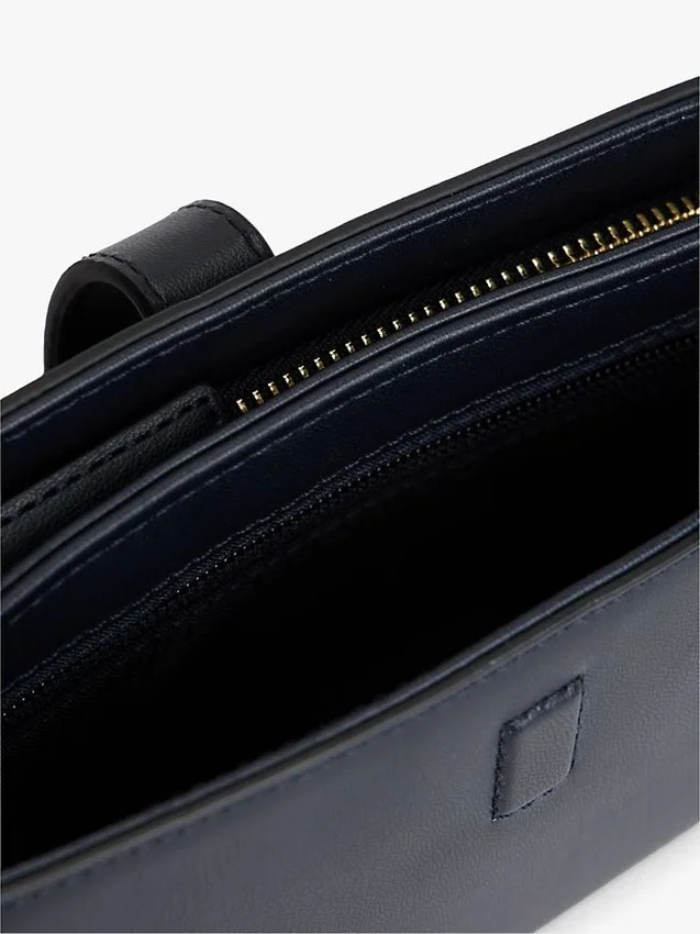 Polerad crossbody-väska med monogram och kedja Polerad crossbody-väska med monogram och kedja