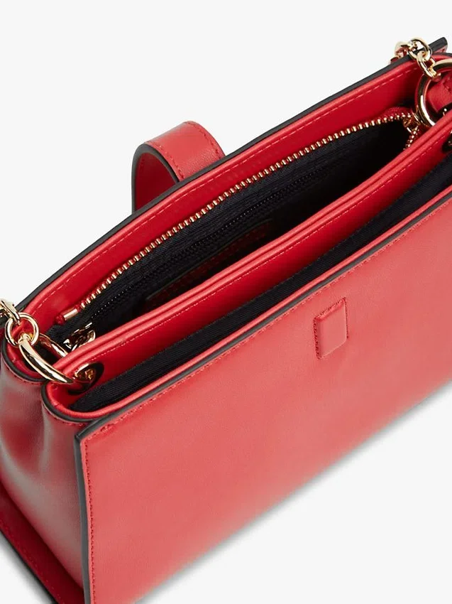 Polerad crossbody-väska med monogram och kedja Polerad crossbody-väska med monogram och kedja