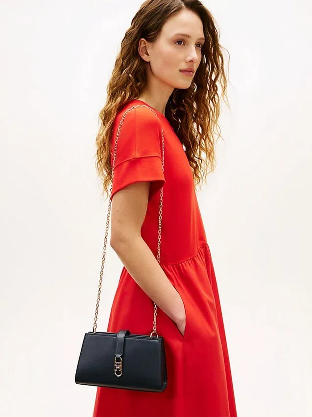Polerad crossbody-väska med monogram och kedja Polerad crossbody-väska med monogram och kedja