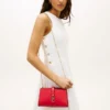 Polerad crossbody-väska med monogram och kedja Polerad crossbody-väska med monogram och kedja