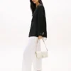 Polerad crossbody-väska med monogram och lock
