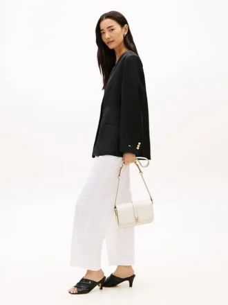 Polerad crossbody-väska med monogram och lock