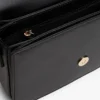 Polerad crossbody-väska med monogram och lock Polerad crossbody-väska med monogram och lock