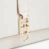 Polerad crossbody-väska med monogram och lock