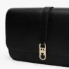 Polerad crossbody-väska med monogram och lock Polerad crossbody-väska med monogram och lock