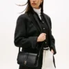 Polerad crossbody-väska med monogram och lock Polerad crossbody-väska med monogram och lock