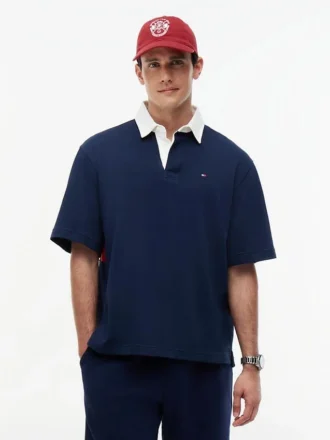Polo med avslappnad passform och flagglogo på ryggen
