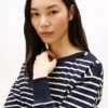 Randig sweatshirt med båthals och guldfärgade knappar Randig sweatshirt med båthals och guldfärgade knappar