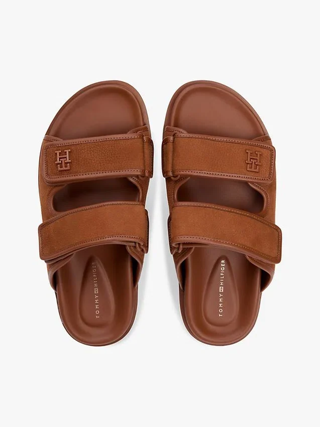 Sandaler med dubbla remmar i nubuckläder Sandaler med dubbla remmar i nubuckläder