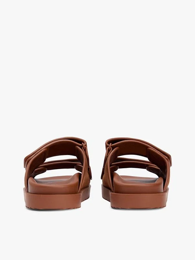Sandaler med dubbla remmar i nubuckläder Sandaler med dubbla remmar i nubuckläder