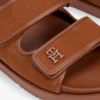 Sandaler med dubbla remmar i nubuckläder Sandaler med dubbla remmar i nubuckläder