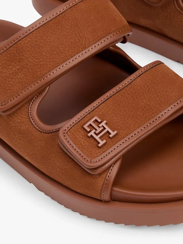 Sandaler med dubbla remmar i nubuckläder Sandaler med dubbla remmar i nubuckläder