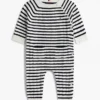 Stripad kabelstickad overall för baby