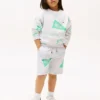 Sweatshorts för barn med blandade logotyper över hela plagget