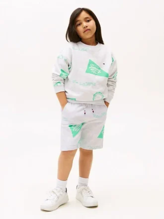 Sweatshorts för barn med blandade logotyper över hela plagget