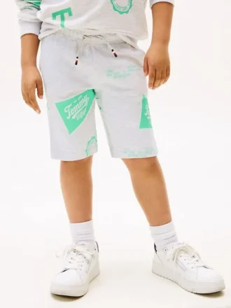 Sweatshorts för barn med blandade logotyper över hela plagget