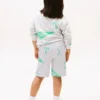 Sweatshorts för barn med blandade logotyper över hela plagget