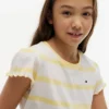 T-shirt för barn med randiga ärmar och volangkant T-shirt för barn med randiga ärmar och volangkant