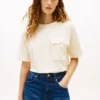 T-shirt med avslappnad passform och ficka med guldknapp