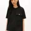 T-shirt med avslappnad passform och ficka med guldknapp