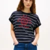 T-shirt med bågformad logotyp och randiga dolmanärmar