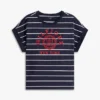 T-shirt med bågformad logotyp och randiga dolmanärmar