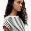 T-shirt med båthalsringning och guldknappar T-shirt med båthalsringning och guldknappar