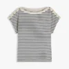 T-shirt med båthalsringning och guldknappar T-shirt med båthalsringning och guldknappar