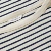 T-shirt med båthalsringning och guldknappar T-shirt med båthalsringning och guldknappar