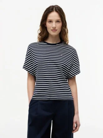 T-shirt med rund hals och fladdermusärmar