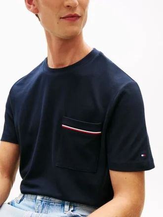 T-shirt med signaturrandig ficka i piké