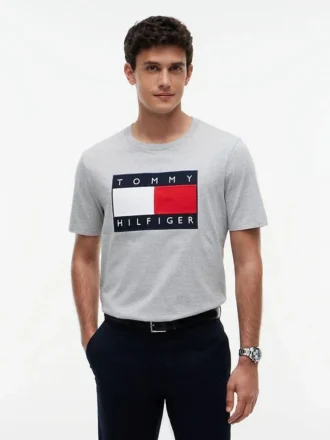 T-shirt med stort flaggmärke