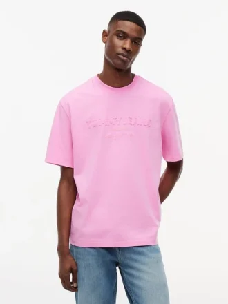 Tommy Jeans T-shirt med slitet logo