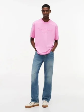 Tommy Jeans T-shirt med slitet logo