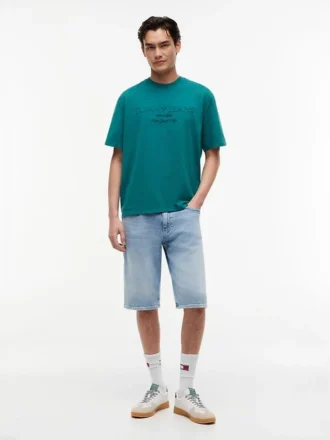 Tommy Jeans T-shirt med slitet logo