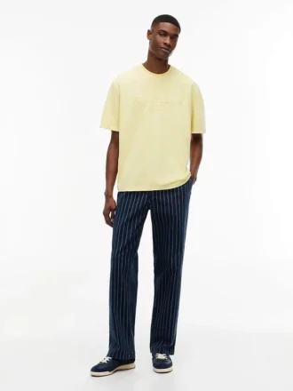 tommy jeans t shirt med slitet logo 2 6 330x440 - Tommy Jeans T-shirt med slitet logo