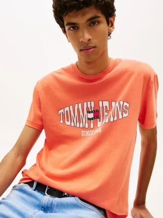 Tommy Jeans T-shirt med vågigt flaggmönster
