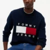 Tommy Jeans tröja med flagglogo och rund hals Tommy Jeans tröja med flagglogo och rund hals