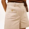 Twillshorts med guldknappar och fickor
