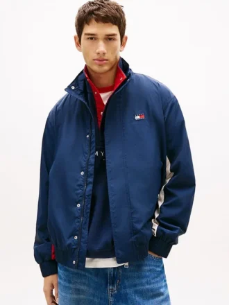 Vattenavvisande jacka med Tommy Jeans-logotyp